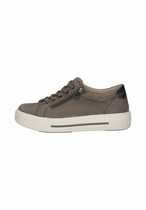 Sneakers in suede grigio con suola in gomma bianca, dotate di lacci e cerniera laterale. Sottile striscia marrone vicino alla base.