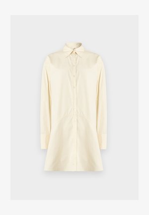 Cămașă crem cu nasturi, cu guler ascuțit, mâneci lungi și siluetă evazată; confecționată dintr-un material neted, cu închidere frontală cu nasturi.