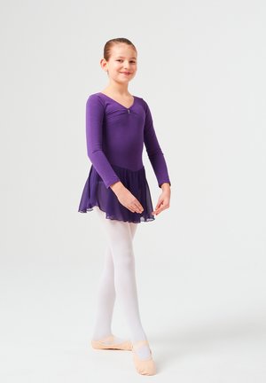 Lila Ballettkleid mit langen Ärmeln und einem fließenden lila Rock, kombiniert mit weißen Strumpfhosen und rosa Ballettschuhen. Schlichtes Design mit V-Ausschnitt.