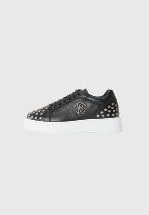 Sorte lædersneakers med sølvnagle på tåen og hælen, en hvid sål og prægede logo på siden. Runde snørebånd inkluderet.