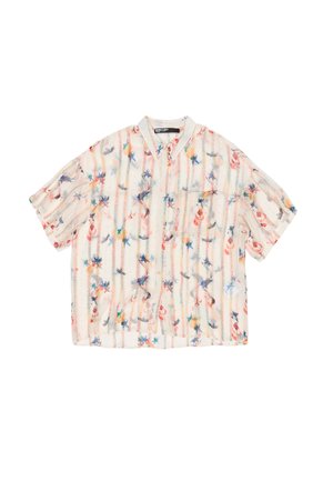 Camisa de botones de manga corta en tejido semitranslúcido con un patrón floral, que presenta colores pastel y rayas verticales.