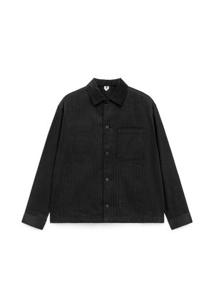Schwarzes Cordhemd mit knöpfbarer Vorderseite, langen Ärmeln, spitzem Kragen, einer einzelnen Brusttasche und strukturierter Stoffstruktur.