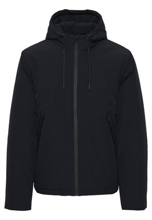 Črna jakna s kapuco, ki ima zadrgo spredaj, dekorativne vrvice in dva stranska žepka z zadrgo. Narejena iz gladkega in lahkega materiala.