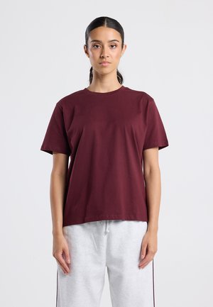 Bordeaux katoenen T-shirt met korte mouwen en een ronde hals, met een relaxte pasvorm en een gladde structuur. Geen patronen of accenten.