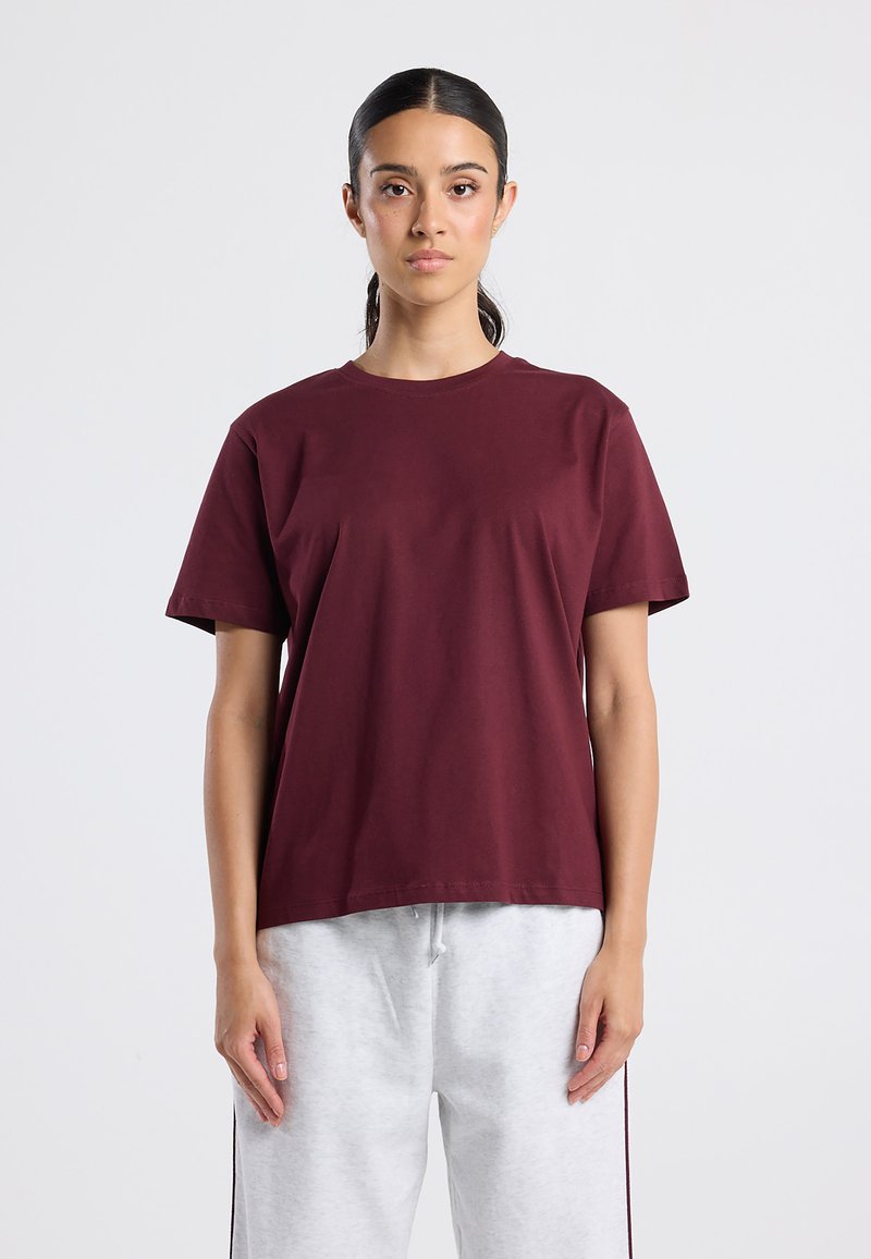 Burgundy cotton t-shirt with short sleeves and a crew neckline, featuring a relaxed fit and a smooth texture. No patterns or accents.