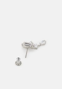 Orecchini pendenti color argento con cristalli trasparenti rettangolari e circolari, dotati di un perno in metallo e di un retro staccabile.