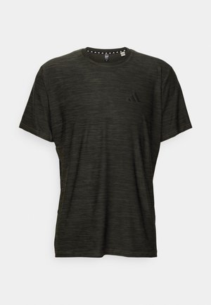 Tricou scurt cu maneci, verde închis, cu un model texturat, decolteu rotund și un mic logo negru pe piept. Jos are un tiv drept.