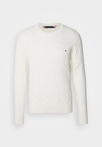 Pull blanc en maille torsadée à manches longues avec encolure ronde et petit logo Tommy Hilfiger sur la poitrine gauche.