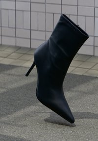 Неизбран, black
