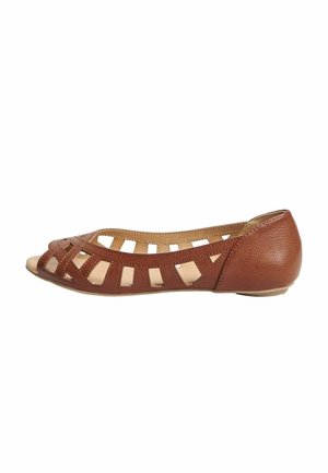 Ballerines en cuir marron avec une ouverture au niveau des orteils, un design découpé et une finition lisse. Semelle en caoutchouc pour flexibilité et confort.
