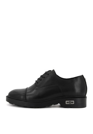 Scarpe stringate in pelle nera con punta arrotondata, superficie liscia e suola in gomma bassa e texturizzata. Caratterizzate da un design minimalista con branding discreto.