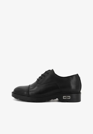 Scarpe stringate in pelle nera con punta arrotondata, superficie liscia e suola in gomma bassa e texturizzata. Caratterizzate da un design minimalista con branding discreto.