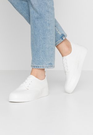 Trainers - white