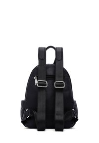 Sac à dos en cuir noir avec une surface texturée, deux sangles en tissu réglables et des accents en métal argenté. Le design comprend une poche zippée sur le dessus et des poches latérales.