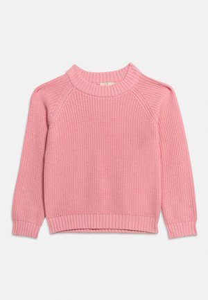 Pulover roz tricotat cu mâneci lungi, guler, manșete și tiv striate, așezat plat pe un fundal alb.