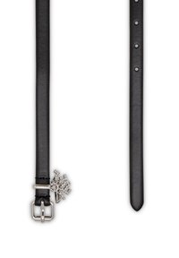 Cintura in pelle nera con fibbia in metallo argentato e un charm attaccato con elementi decorativi. La cintura presenta fori uniformemente distribuiti per la regolazione.