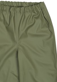Pantalones de color verde oliva con cintura elástica, confeccionados en un material sintético suave; presentan una pretina fruncida y un diseño sencillo y sin adornos.