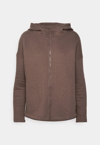 Chaqueta marrón con capucha y cierre frontal con cremallera, que presenta una textura acolchada, bolsillos laterales y un ajuste holgado.