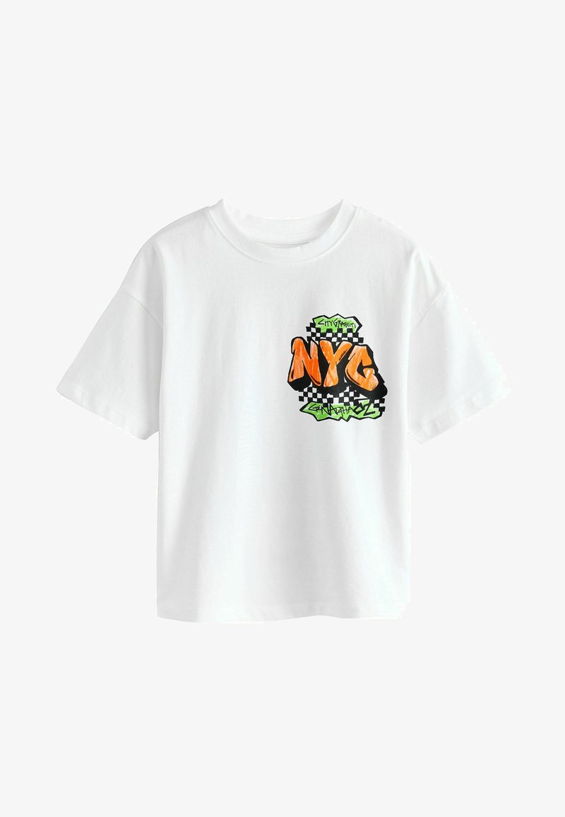 T-shirt en coton blanc à manches courtes avec un design graphique coloré de "NYC" en orange et vert avec un motif en damier noir.