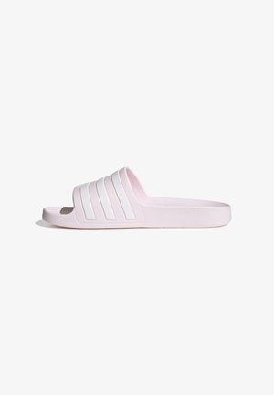 Sandale slide rose clair avec trois larges bandes blanches sur la bride supérieure, bout ouvert et semelle plate texturée.