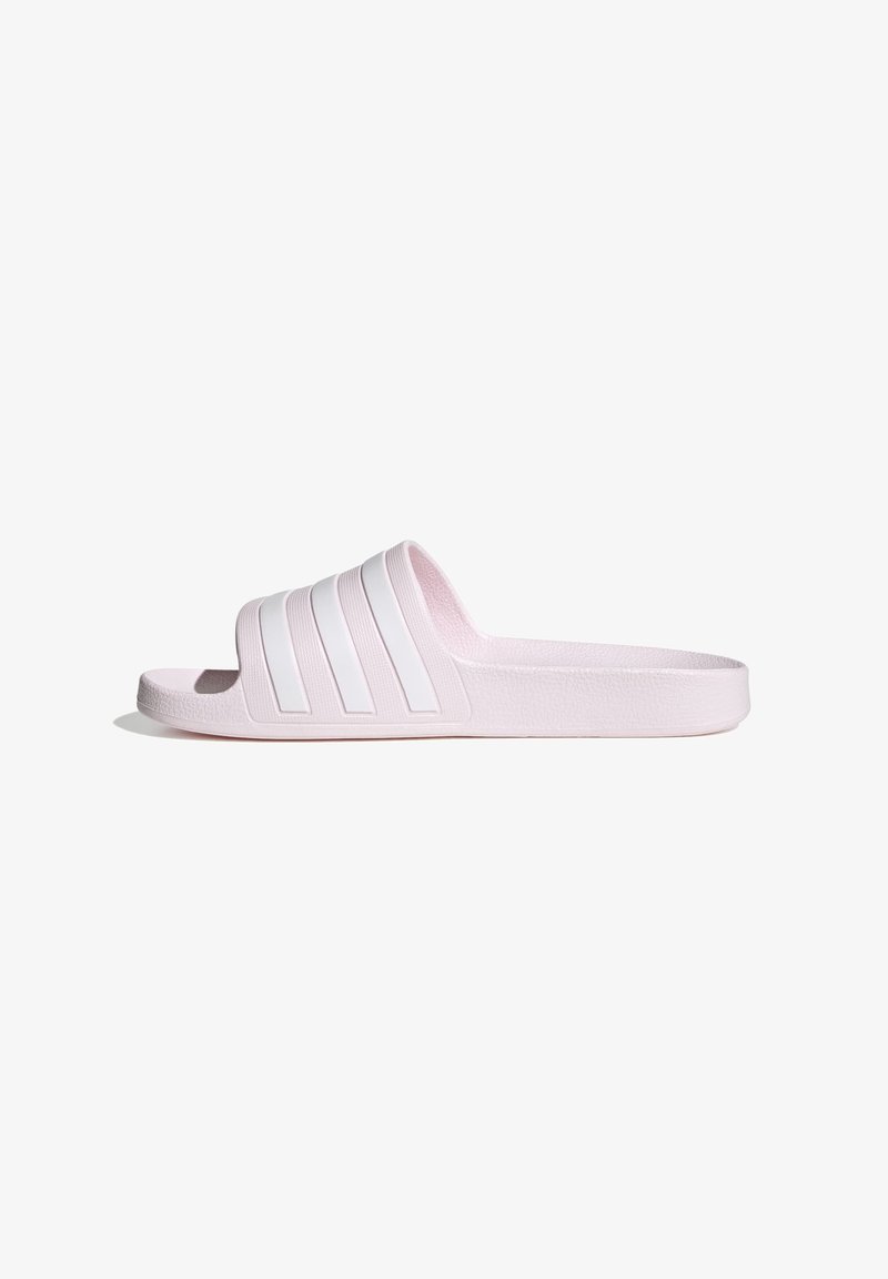 Sandale slide rose clair avec trois larges bandes blanches sur la bride supérieure, bout ouvert et semelle plate texturée.