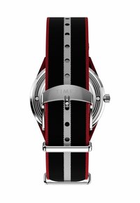 Zegarek Timex z czarnym i czerwonym paskiem z tkaniny, srebrnymi elementami oraz okrągłą srebrną tarczą. Posiada regulowane otwory dopasowujące.