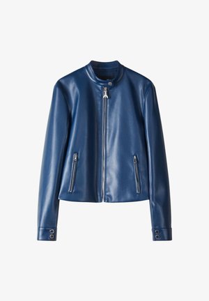 Giacca in ecopelle blu con collo alla coreana, zip frontale, due tasche laterali con zip e polsini con bottoni.