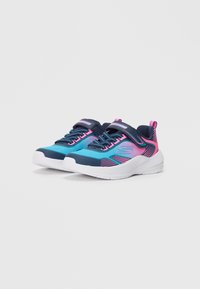 Scarpe sportive con un design in gradiente blu e rosa, materiale sintetico, suola resistente, lacci e una fascia in Velcro per una vestibilità sicura.