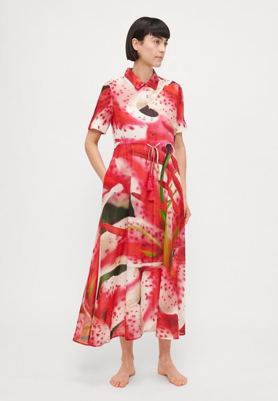 Rochie midi florală dintr-un material transparent, cu un imprimeu vibrant de flori roz și albe, mânici scurte, închidere cu nasturi și curea în talie.