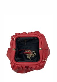 Červená kožená kabelka, měkká textura, shromážděný horní design, černý interiér, zahrnuje zlaté řetězové a popruhové detaily, vnitřní zipová kapsa.