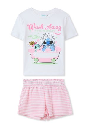 T-shirt bianco in cotone con una grafica colorata di un personaggio blu in una vasca, abbinato a pantaloni corti a righe rosa. Design morbido e casual.