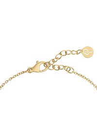 Gouden kettingarmband met een kreeftsluiting en een verstelbare verlenger. Bevat een klein rond label met een logo. Gladde textuur.