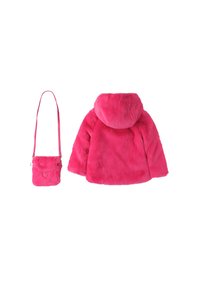 Chaqueta de pelaje sintético rosa con capucha, combinada con un bolso cruzado rosa a juego que presenta un detalle en forma de corazón en la parte frontal.