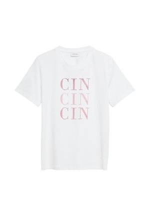 Weißes Kurzarm-T-Shirt mit Rundhalsausschnitt und "CIN", das drei Mal vertikal in pink gemusterten Buchstaben auf der Vorderseite zu sehen ist.