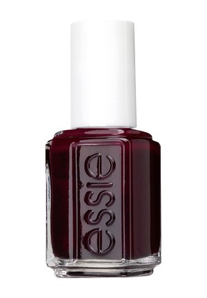 Bottiglia di smalto per unghie con base quadrata in vetro e tappo bianco. Contiene uno smalto di un profondo color bordeaux con finitura lucida. L'etichetta riporta "essie."