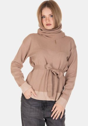 Maglione a coste marrone chiaro con collo a imbuto, con vita legata e maniche lunghe. Presenta una finitura testurizzata e una vestibilità leggermente ampia.