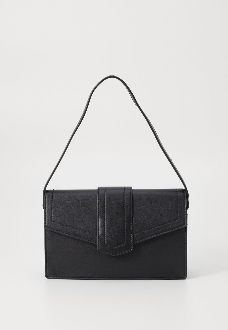 Sac à bandoulière rectangulaire noir avec fermeture à rabat et anse courte, design minimaliste, matériau à texture lisse, posé contre un fond uni.