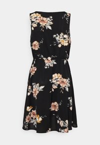 Czarna sukienka bez rękawów z kwiatowym wzorem w odcieniach różu, kremu i zieleni; podkreślona talia, rozkloszowany dół, gładka tekstura materiału.