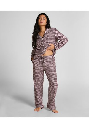 Ensemble de pyjama à carreaux en bordeaux et blanc, comprenant un haut à boutons avec col et un pantalon à cordon. Tissu doux avec coupe décontractée.