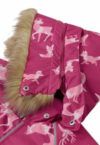 Ροζ χειμερινό παλτό με γιακά από ψεύτικη γούνα. Διαθέτει σχέδιο με ανοιχτό ροζ αλεπούδες και ελάφια. Περιλαμβάνει φερμουάρ και κουμπιά.