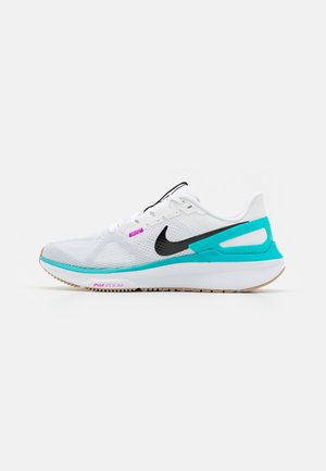 Weißer Sportschuh mit Mesh-Obermaterial, schwarzem Swoosh-Logo, türkisfarbenen Akzenten und einer strukturierten Gummisohle. Mit pinkem "Air Zoom"-Branding.