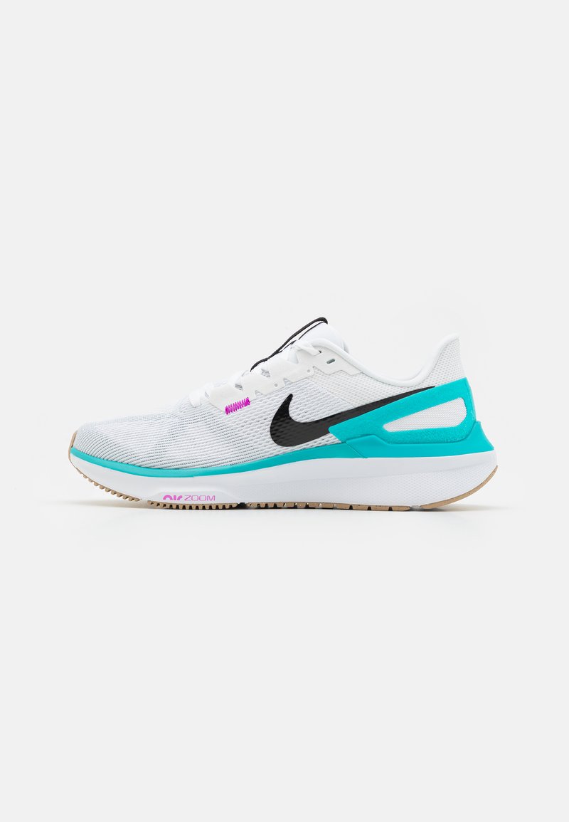 Bijela sportska cipela s mrežastim gornjim dijelom, crnim Swoosh logom, tirkiznim naglascima i teksturiranom gumenom potplatom. Sadrži ružičasti "Air Zoom" brend.