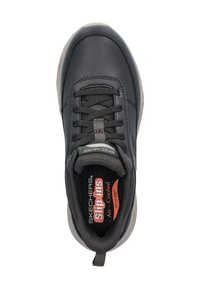 Zapatilla deportiva negra con parte superior de cuero suave, detalles en gris, cierre con cordones y plantilla con aire acondicionado. Presenta un collar acolchado y suela texturizada.