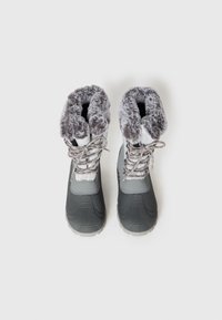 Botas impermeables grises con cuello de pelo sintético, forro interior negro, cordones plateados y suelas de goma texturizadas.