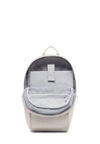 Világosszürke hátizsák egyszerű dizájnnal, nagy fő rekesszel, egy elülső zsebbel és egy kis belső hálós zsebbel.