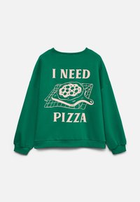 Sweat-shirt vert à manches longues avec texte beige "I NEED PIZZA" et illustration d'une pizza sur une pelle posée sur un tissu à carreaux.