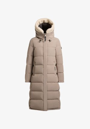 Abrigo acolchado beige con una capucha alta forrada de pelo sintético, cierre frontal de cremallera y bolsillos laterales. Diseño acolchado con un corte de longitud media.