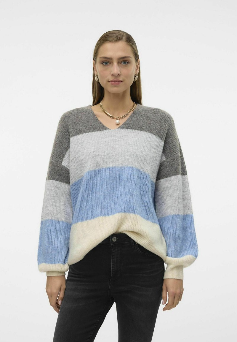 Maglione a V con righe orizzontali in grigio, azzurro chiaro e crema. Tessuto a maglia con maniche a palloncino e vestibilità rilassata.