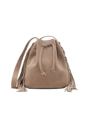 Sac seau en suédine beige avec un fermeture à cordon, une sangle réglable et de longs franges sur les côtés. Texture lisse et base ronde.