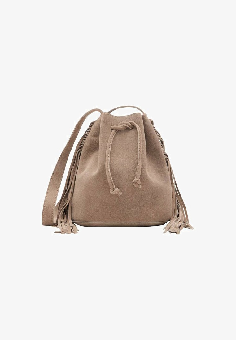 Borsa a secchiello in suede beige con chiusura a cordoncino, tracolla regolabile e lunghi frange laterali. Texture liscia e base rotonda.